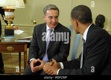 Us-Präsident Barack Obama trifft sich mit der kolumbianische Präsident Alvaro Uribe im Oval Office des Weißen Hauses in Washington am 29. Juni 2009. (UPI Foto/Roger L. Wollenberg) Stockfoto