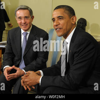 Us-Präsident Barack Obama trifft sich mit der kolumbianische Präsident Alvaro Uribe im Oval Office des Weißen Hauses in Washington am 29. Juni 2009. (UPI Foto/Roger L. Wollenberg) Stockfoto