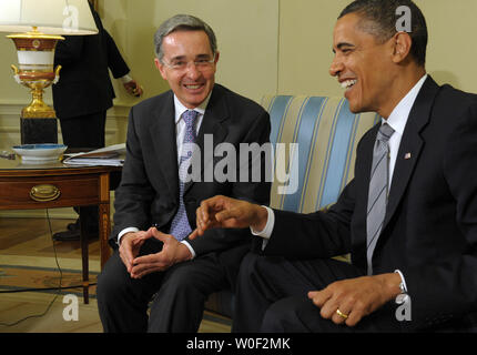 Us-Präsident Barack Obama trifft sich mit der kolumbianische Präsident Alvaro Uribe im Oval Office des Weißen Hauses in Washington am 29. Juni 2009. (UPI Foto/Roger L. Wollenberg) Stockfoto