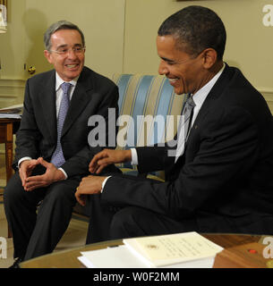 Us-Präsident Barack Obama trifft sich mit der kolumbianische Präsident Alvaro Uribe im Oval Office des Weißen Hauses in Washington am 29. Juni 2009. (UPI Foto/Roger L. Wollenberg) Stockfoto