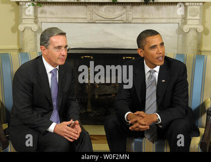 Us-Präsident Barack Obama trifft sich mit der kolumbianische Präsident Alvaro Uribe im Oval Office des Weißen Hauses in Washington am 29. Juni 2009. (UPI Foto/Roger L. Wollenberg) Stockfoto