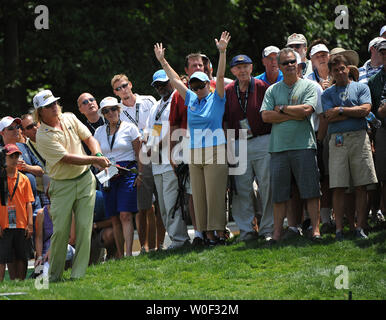 Charley Hoffman Chips von außerhalb der Grenzen und auf die 3. grün während der ersten Runde der AT&T National bewirtet durch Tiger Woods am Congressional Country Club in Potomac, Maryland am 2. Juli 2009. (UPI Foto/Kevin Dietsch) Stockfoto