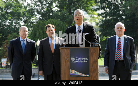 Reed Tuckson, Executive Vice President und Chief Medical Affairs bei UnitedHealth Group, spricht während einer gemeinsamen Pressekonferenz mit Bekanntgabe ihrer Cisco Connected Care Initiative auf dem Capitol Hill in Washington am 15. Juli 2009. Die Initiative zielt darauf ab, eine nationale Telemedizin Netzwerk ermöglicht, virtuelle Besuche beim Arzt geben Patienten aufzubauen, insbesondere in ländlichen Gebieten und in Gebieten, den Zugang zu einem größeren Netzwerk von Ärzten. Von links sind Stephen Hemsley, Präsident und CEO der UnitedHealth Gruppe, Markus Krämer, Senior Vice President und General Counsel bei Cisco; Tuckson; und John Howe III, Stockfoto