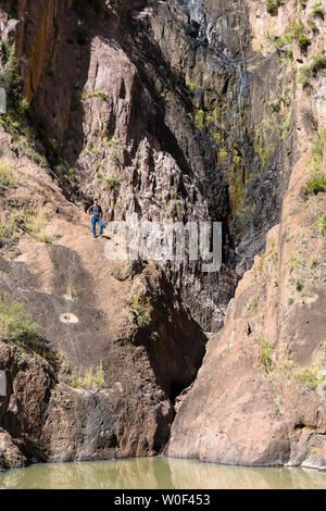 Trekker in der Schlucht, Rancho La Joya, Ranch John Wayne, Durango, Mexiko, Mittelamerika Stockfoto