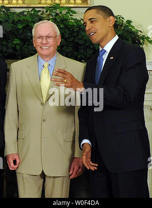 Us-Präsident Barack Obama steht mit Neil Armstrong, der erste Mensch auf dem Mond, da trifft er sich mit Besatzung von Apollo 11 auf den 40. Jahrestag der ersten bemannten Mondlandung im Oval Office des Weißen Hauses in Washington am 20. Juli 2009. (UPI Foto/Roger L. Wollenberg) Stockfoto