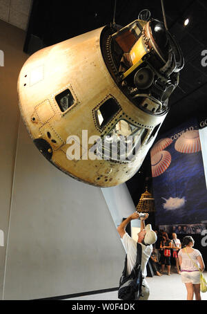 Touristen Blick an einem Apollo Befehl Modul am Smithsonian Air und Space Museum, 'Apollo zum Mond" Ausstellung am 20. Juli 2009 in Washington, DC. Drei Astronauten flogen in das Modul zum Mond und zurück. Heute ist der 40. Jahrestag der erste Astronaut Neil Armstrongs Spaziergang auf dem Mond über Apollo 11, am 20. Juli 1969. Die Apollo-11-Crew war Armstrong, Buzz Aldrin und Michael Collins. (UPI Foto/Pat Benic) Stockfoto