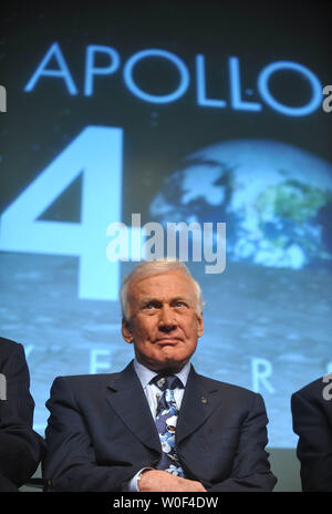 Apollo 11 Astronaut und der zweite Mann auf dem Mond zu gehen, Buzz Aldrin spricht über den 40. Jahrestag der ersten Mondlandung während einer Pressekonferenz im NASA-Hauptquartier in Washington am 20. Juli 2009. (UPI Foto/Kevin Dietsch) Stockfoto