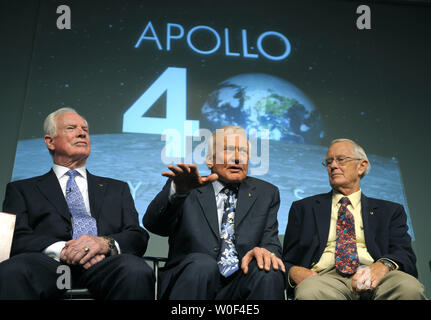 Apollo 11 Astronaut und der zweite Mann auf dem Mond zu gehen, Buzz Aldrin (C) spricht über den 40. Jahrestag der ersten Mondlandung während einer Pressekonferenz im NASA-Hauptquartier in Washington am 20. Juli 2009. Aldrin wurde von Apollo 9 und 15 Astronauten David Scott (L) und Apollo 16 Astronaut Charles Duke. (UPI Foto/Kevin Dietsch) Stockfoto