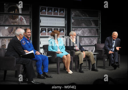 Journalist Nick Clooney (L) führt ein panal Diskussion mit, von Links nach Rechts, John Grunsfeld, Mission Specialist von STS-125 Atlantis, Laurie Leshin, Stellvertretender Direktor für Wissenschaft und Technologie des NASA Goddard Space Flight Center, Charles Duke jr., Mondlandefähre von Apollo 16 und Pilot Edwin "Buzz" Aldrin, Lunar Module Pilot von Apollo 11 auf der Apollo Vermächtnis an das Newseum in Washington am 20. Juli 2009. (UPI Foto/Kevin Dietsch) Stockfoto