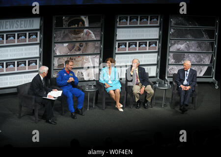 Journalist Nick Clooney (L) führt ein panal Diskussion mit, von Links nach Rechts, John Grunsfeld, Mission Specialist von STS-125 Atlantis, Laurie Leshin, Stellvertretender Direktor für Wissenschaft und Technologie des NASA Goddard Space Flight Center, Charles Duke jr., Mondlandefähre von Apollo 16 und Pilot Edwin "Buzz" Aldrin, Lunar Module Pilot von Apollo 11 auf der Apollo Vermächtnis an das Newseum in Washington am 20. Juli 2009. (UPI Foto/Kevin Dietsch) Stockfoto