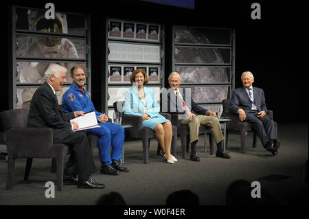 Journalist Nick Clooney (L) führt ein panal Diskussion mit, von Links nach Rechts, John Grunsfeld, Mission Specialist von STS-125 Atlantis, Laurie Leshin, Stellvertretender Direktor für Wissenschaft und Technologie des NASA Goddard Space Flight Center, Charles Duke jr., Mondlandefähre von Apollo 16 und Pilot Edwin "Buzz" Aldrin, Lunar Module Pilot von Apollo 11 auf der Apollo Vermächtnis an das Newseum in Washington am 20. Juli 2009. (UPI Foto/Kevin Dietsch) Stockfoto