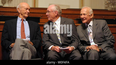 Astronauten Michael Collins, Neil Armstrong und Edwin "Buzz" Aldrin Eugene, jr., (L, R) sind während den 40. Jahrestag ihrer Apollo 11 Flug, der erste Mensch auf dem Mond auf dem Capitol Hill in Washington hat am 21. Juli 2009 geehrt. (UPI Foto/Roger L. Wollenberg) Stockfoto