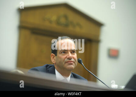 Troubled Asset Relief Program (TARP) Special Inspector General Neil Barofsky bezeugt vor einem Haus Aufsichtausschuß Anhörung auf Plane in Washingtonon 21. Juli 2009. (UPI Foto/Kevin Dietsch) Stockfoto