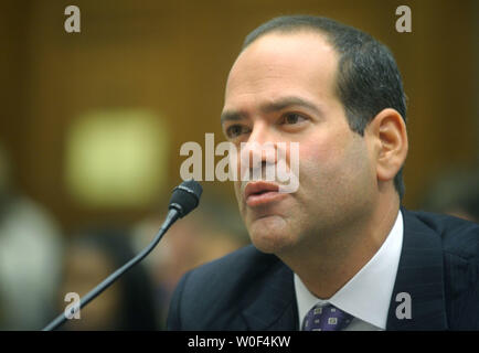 Troubled Asset Relief Program (TARP) Special Inspector General Neil Barofsky bezeugt vor einem Haus Aufsichtausschuß Anhörung auf Plane in Washingtonon 21. Juli 2009. (UPI Foto/Kevin Dietsch) Stockfoto
