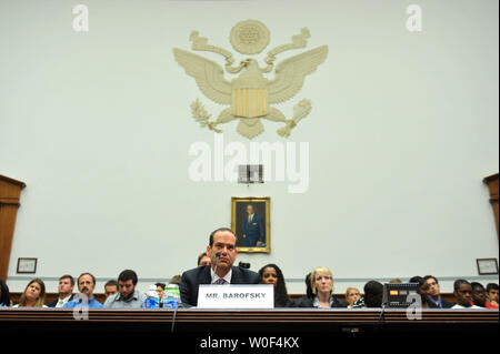 Troubled Asset Relief Program (TARP) Special Inspector General Neil Barofsky bezeugt vor einem Haus Aufsichtausschuß Anhörung auf Plane in Washingtonon 21. Juli 2009. (UPI Foto/Kevin Dietsch) Stockfoto