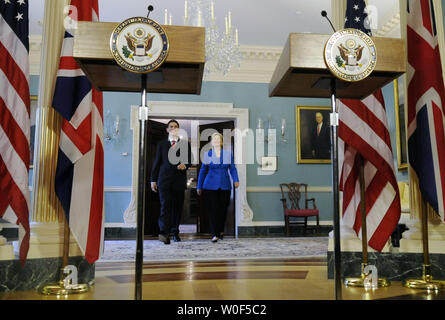 Außenministerin Hillary Clinton (R) und der britische Außenminister David Miliband vor der Presse an einem gemeinsamen Verfügbarkeit nach ihrer Sitzung im State Department in Washington am 29. Juli 2009 sprechen. UPI/Alexis C Glenn Stockfoto