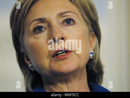 Außenministerin Hillary Clinton spricht mit der Presse an einem gemeinsamen Verfügbarkeit nach ihrem Treffen mit dem britischen Außenminister David Miliband im State Department in Washington am 29. Juli 2009. UPI/Alexis C Glenn Stockfoto