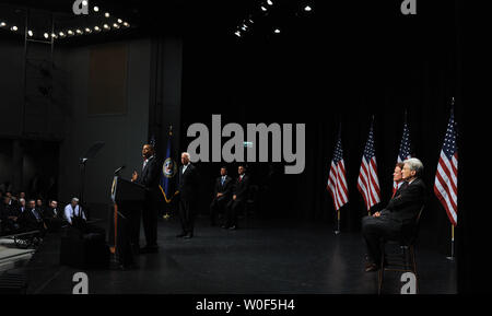 Us-Präsident Barack Obama und Vizepräsident Joe Biden, Veterans Affairs Staatssekretär Eric Shinseki, Marine Corps Personalsgt James Miller, Senator Jim Webb, und der ehemalige Senator John Warner (L, R) An einem Ereignis die Durchführung der Post-9/11-GI Bill an der George Mason University in Fairfax, Virginia am 3. August 2009 zu markieren. UPI Foto/Roger L. Wollenberg Stockfoto