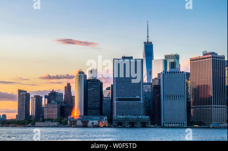 USA, New York, Manhattan, Blick auf die Skyline von Jersey City Stockfoto
