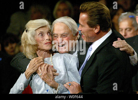 Eunice Kennedy Shriver, Gründer und Vorsitzender der Special Olympics, starb in einem Krankenhaus in Cape Cod Hyannis, Massachusetts am 11. August 2009. Sie war 88 und die Schwester der Präsident John F. Kennedy, Senator Ted Kennedy, und Mutter von Maria Shriver, die First Lady von Kalifornien. Sie ist mit ihrem Mann Sargent Shriver gezeigt und Son-in-law der Gouverneur von Kalifornien, Arnold Schwarzenegger im Century Plaza Hotel in Los Angeles, Kalifornien am 7. Oktober 2003. (UPI/Ken James) Stockfoto