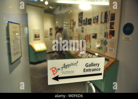 Ein Zeichen Besucher zur Küche der 'Bon Appetit Julia Child's am Smithsonian' ist bei der Ausstellung des Smithsonian Museum der Amerikanischen Geschichte, 17. August 2009 gesehen. Die Ausstellung umfasst die eigentliche Küche aus dem Kind Cambridge, Massachusetts, Haus, einschließlich der Schränke, Geräte, Kochbücher, Küchentisch, und Hunderte von Utensilien und Gadgets. Das Kind ist berühmt für die Einführung der französischen Küche und kochen Techniken zu den amerikanischen Mainstream durch Ihre Kochbücher und Fernsehsendungen UPI/Kevin Dietsch Stockfoto