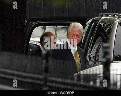 Der ehemalige Präsident Bill Clinton verlässt nach einem Treffen mit US-Präsident Barack Obama in der Lage Zimmer des Weißen Hauses in Washington am 18. August 2009. UPI/Roger L. Wollenberg Stockfoto