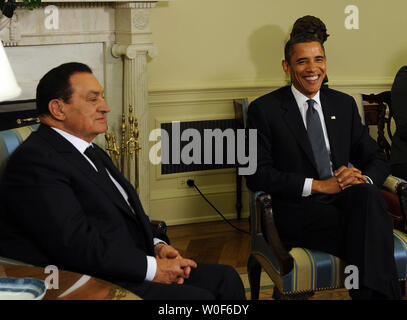 Us-Präsident Barack Obama trifft sich mit den ägyptischen Präsidenten Hosni Mubarak im Oval Office des Weißen Hauses am 18. August 2009. UPI/Roger L. Wollenberg Stockfoto