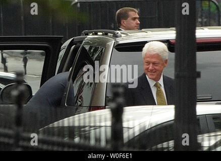 Der ehemalige Präsident Bill Clinton verlässt nach einem Treffen mit US-Präsident Barack Obama in der Lage Zimmer des Weißen Hauses in Washington am 18. August 2009. UPI/Roger L. Wollenberg Stockfoto