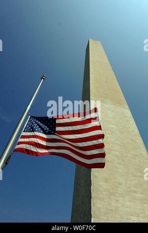 Amerikanische Fahnen am Washington Monument Fliege auf Halbmast in Washington am 26. August 2009, nachdem Senator Edward Kennedy, D-MA, weg vom Gehirn Krebs in Massachusetts am 25. August verabschiedet. UPI/Roger L. Wollenberg Stockfoto