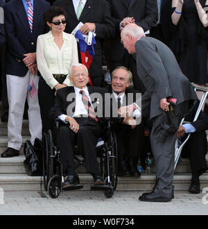 Senator Patrick Leahy (D-VT) (R) begrüßt Senator Robert Byrd (D-WV) vor der Leichenwagen, die Reste der US-Senator Edward Kennedy kommt außerhalb der US-Kapitol in Washington am 29. August 2009. Senator Kennedy, der am 25. August im Alter von 77 Jahren bestanden, wird heute auf dem Arlington National Cemetery begraben werden. UPI/Alexis C Glenn Stockfoto