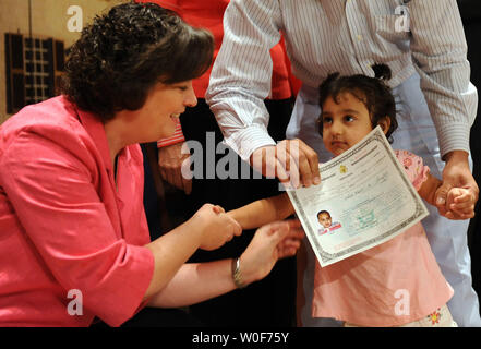 US-Zoll und Immigration Service Bezirk Direktor Sarah Taylor (L) rüttelt Hände mit Fatima Khalid während einer Staatsbürgerschaft Zeremonie an George Washington's Mount Vernon Estate und Gärten in Mount Vernon, Virginia, am 3. September 2009. 60 Kinder aus 26 Ländern wurden in den US-amerikanischen Bürger vereidigt. UPI/Roger L. Wollenberg Stockfoto