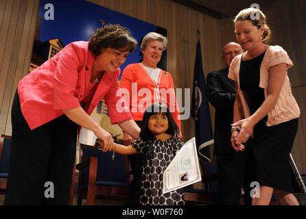 US-Zoll und Immigration Service Bezirk Direktor Sarah Taylor (L) rüttelt Hände mit Mia JoAnn Hanson während einer Staatsbürgerschaft Zeremonie an George Washington's Mount Vernon Estate und Gärten in Mount Vernon, Virginia, am 3. September 2009. 60 Kinder aus 26 Ländern wurden in den US-amerikanischen Bürger vereidigt. UPI/Roger L. Wollenberg Stockfoto