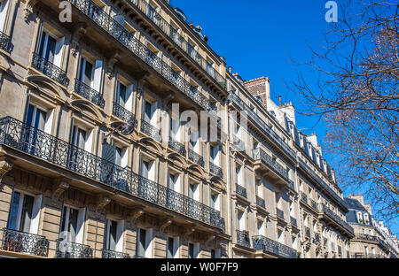 Paris, Montparnasse, 14. Arrondissement, haussmannians Gebäude Boulevard Raspail. Stockfoto