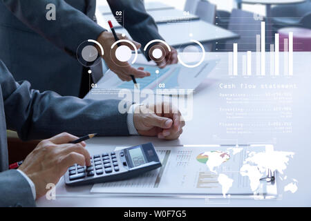 Zwei Geschäftsleute in einem Konferenzraum sind zutiefst Überprüfung der Abschlüsse und Berichte für einen Return on Investment oder Investitionen Risikoanalyse. Stockfoto