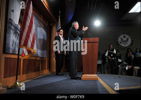 Sen Minderheit Peitsche Jon Kyl (R-AZ) (R) und Haus Minderheit Peitsche Eric Cantor (R-VA) halten eine Pressekonferenz zu Präsident Obamas health care Rede, in Washington am 10. September 2009. Kyl sagte trotz Obamas Absichten die meisten Amerikaner wäre nicht in der Lage, ihre Doktoren zu halten. UPI/Kevin Dietsch Stockfoto