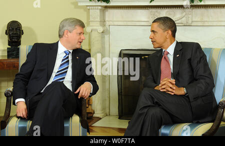 Us-Präsident Barack Obama trifft sich mit dem kanadischen Premierminister Stephen Harper im Oval Office des Weißen Hauses in Washington am 16. September 2009. UPI/Roger L. Wollenberg Stockfoto