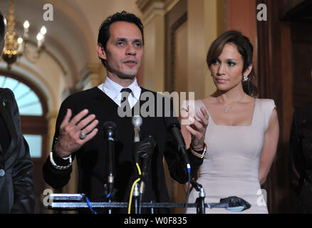 Sänger Marc Anthony und seine Frau Sängerin Jennifer Lopez sprechen zu den Medien vor einem Treffen mit der Congressional Hispanic Caucus auf dem Capitol Hill in Washington am 16. September 2009. UPI/Kevin Dietsch Stockfoto