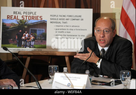 Federal Trade Commission Vorsitzender Jon Leibowitz spricht mit den Medien diskutieren, neue Trends und neue Aktionen Betrug zum Nachteil der Verbraucher in die Wohnungsmärkte in Washington am 17. September 2009 zu bekämpfen. Mit Leibowitz waren Finanzminister Timothy Geithner; Justizminister Eric Holder; HUD Sekretär Shaun Donovan; finanzielle Verbrechen Enforcement Network Direktor Jim Freis; und einige Zustandgeneralstaatsanwalt. UPI/Roger L. Wollenberg Stockfoto