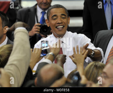 Präsident Barack Obama schüttelt Hände mit Anhänger nach einer Rede auf der Gesundheitsversorgung Sammlung an der Universität von Maryland in College Park, Maryland am 17. September 2009. UPI/Kevin Dietsch Stockfoto