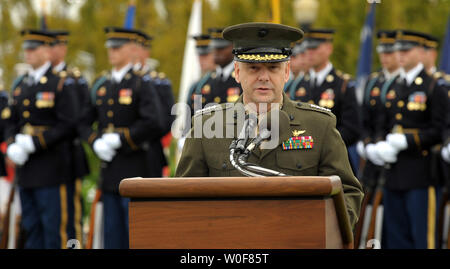 Der stellvertretende Vorsitzende des Generalstabs Marine Corps General James Cartwright spricht Während das Pentagon Zeremonie für Nationale POW/MIA Anerkennung Tag am Fluss Eingang Parade" am 18. September 2009. UPI/Roger L. Wollenberg Stockfoto