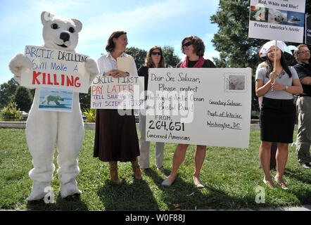 Mitglieder der Alaska Wildnis League und des World Wildlife Fund halten Sie ein Ereignis die Aufmerksamkeit auf die Notwendigkeit, die Auswirkungen von Öl und Gas Entwicklung auf die Arktis vor Beginn von Bohrarbeiten Studie zu rufen, in Washington am 21. September 2009. UPI/Kevin Dietsch Stockfoto