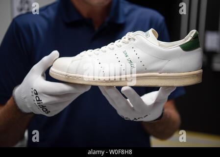 Adidas stan smith tennisschuh Fotos und Bildmaterial in hoher Auflosung Alamy