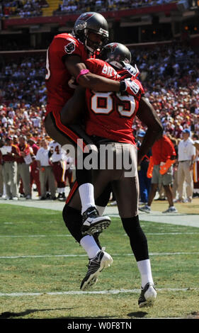 Tampa Bay Buccaneers Antonio Bryant feiert seinen Touchdown mit Mannschaftskamerad Michael Clayton im ersten Quartal bei FedEx Field in Landover, Maryland am 4. Oktober 2009. UPI/Alexis C Glenn Stockfoto