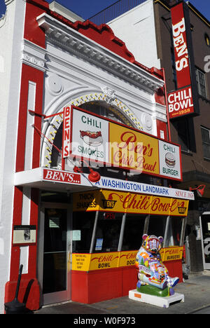 Ben's Chili Bowl ist in Washington am 8. Oktober 2009 gesehen. Ben Ali, der die Washington DC Sehenswürdigkeiten im Jahr 1958, starb der Herzinsuffizienz am 7. Oktober im Alter von 82 Jahren. Das Restaurant, eine Befestigung auf der Distrikt von Columbia "Schwarze Broadway, 'U Street, berühmt geöffnet während der 1968 Rassenunruhen waren nach der Ermordung von Martin Luther King Jr., mit Polizisten und Demonstranten. UPI/Alexis C Glenn Stockfoto