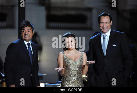 Darsteller (L tor R) George Lopez, Eva Longoria Parker, und Jimmy Smits host a White House Musik Serie "Fiesta Latina" mit US-Präsident Barack Obama auf dem South Lawn in Washington am 13. Oktober 2009. UPI/Alexis C Glenn Stockfoto