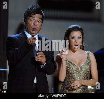 Darsteller George Lopez und Eva Longoria Parker host a White House Musik Serie "Fiesta Latina" mit US-Präsident Barack Obama auf dem South Lawn in Washington am 13. Oktober 2009. UPI/Alexis C Glenn Stockfoto