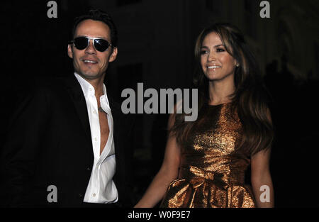 Darsteller Marc Anthony (L) und Jennifer Lopez eine Weiße Haus Musik Serie 'Fiesta Latina' auf der South Lawn in Washington Washington besuchen am 13. Oktober 2009. UPI/Alexis C Glenn Stockfoto