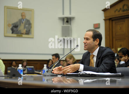 Neil Barofsky, spezielle generalinspekteur Für das Troubled Asset Relief Program (TARP) bezeugt, während ein Haus Aufsicht und Regierungsreform Ausschuss Anhörung über AIG Boni in Washington am 14. Oktober 2009. UPI/Kevin Dietsch Stockfoto