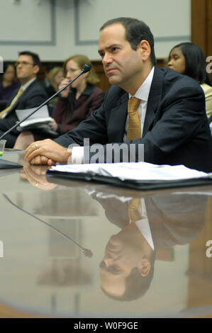 Neil Barofsky, spezielle generalinspekteur Für das Troubled Asset Relief Program (TARP) bezeugt, während ein Haus Aufsicht und Regierungsreform Ausschuss Anhörung über AIG Boni in Washington am 14. Oktober 2009. UPI/Kevin Dietsch Stockfoto