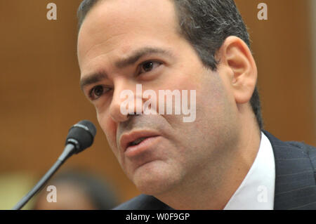 Neil Barofsky, spezielle generalinspekteur Für das Troubled Asset Relief Program (TARP) bezeugt, während ein Haus Aufsicht und Regierungsreform Ausschuss Anhörung über AIG Boni in Washington am 14. Oktober 2009. UPI/Kevin Dietsch Stockfoto